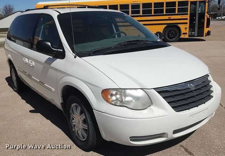 image for item LG9760 2006 Chrysler Town & Country  van