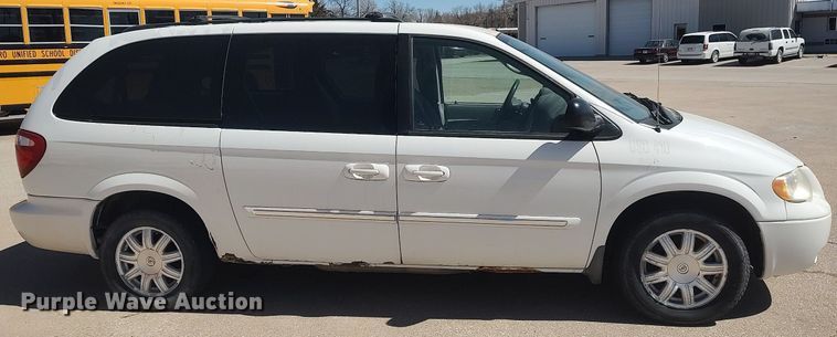 image for item LG9760 2006 Chrysler Town & Country  van