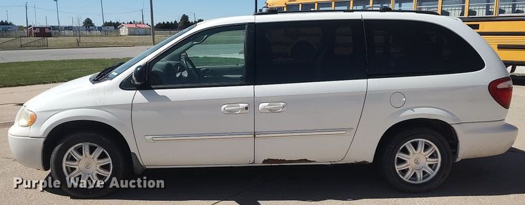 image for item LG9760 2006 Chrysler Town & Country  van