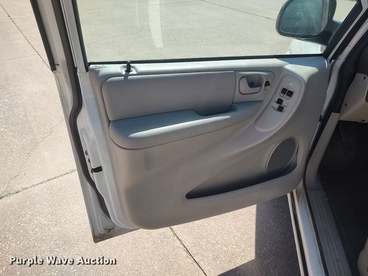 image for item LG9760 2006 Chrysler Town & Country  van