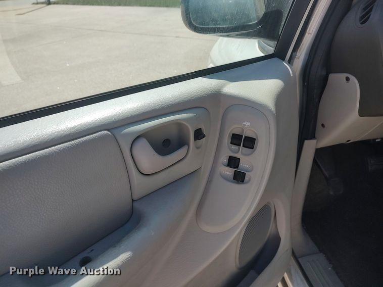 image for item LG9760 2006 Chrysler Town & Country  van