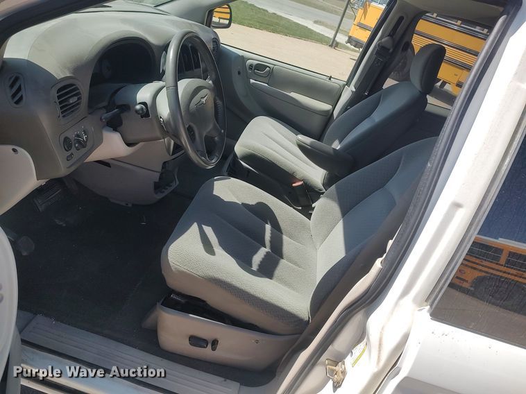 image for item LG9760 2006 Chrysler Town & Country  van