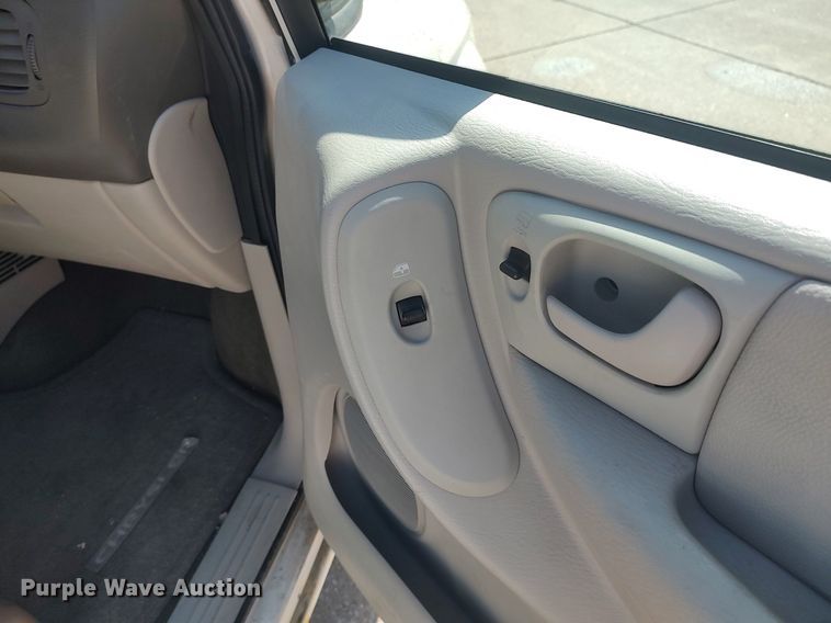 image for item LG9760 2006 Chrysler Town & Country  van