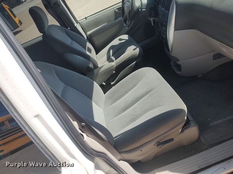 image for item LG9760 2006 Chrysler Town & Country  van