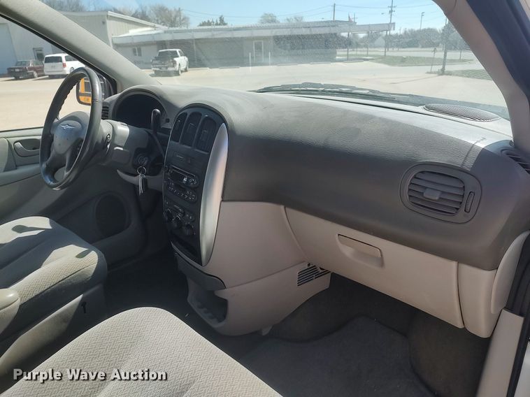 image for item LG9760 2006 Chrysler Town & Country  van