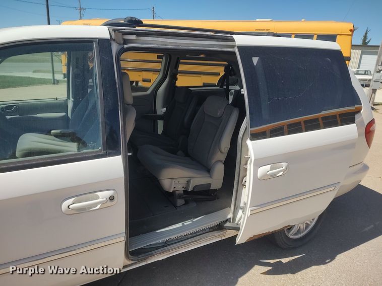 image for item LG9760 2006 Chrysler Town & Country  van