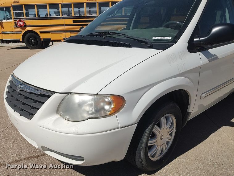 image for item LG9760 2006 Chrysler Town & Country  van