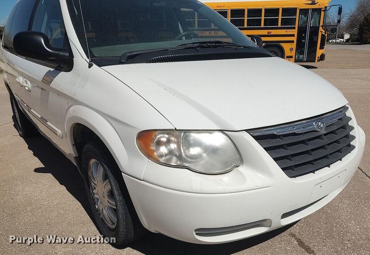 image for item LG9760 2006 Chrysler Town & Country  van