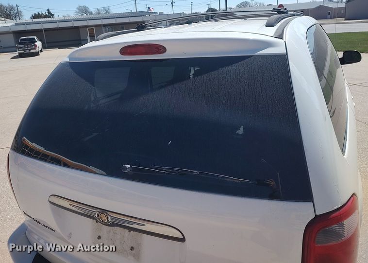 image for item LG9760 2006 Chrysler Town & Country  van