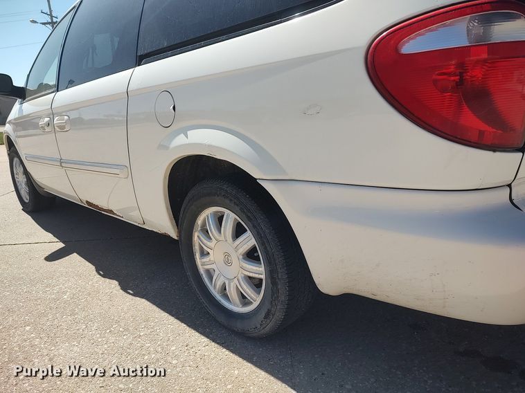 image for item LG9760 2006 Chrysler Town & Country  van