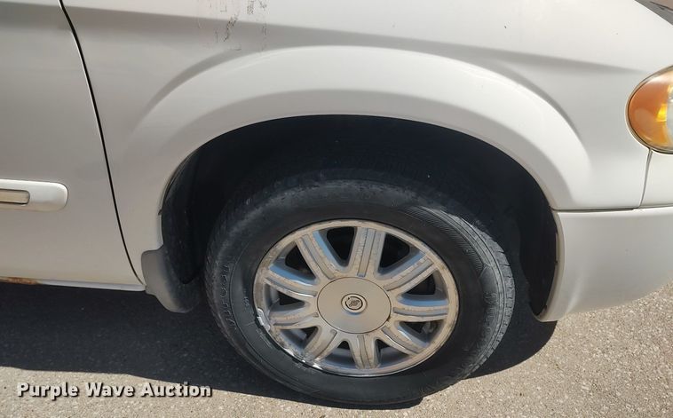 image for item LG9760 2006 Chrysler Town & Country  van