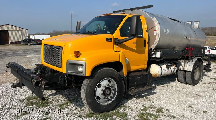 image for item LI9563 2004 Chevrolet C7500  oil distributor truck