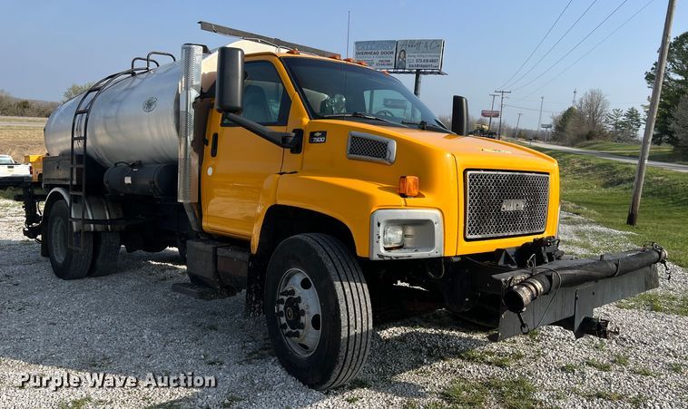 image for item LI9563 2004 Chevrolet C7500  oil distributor truck