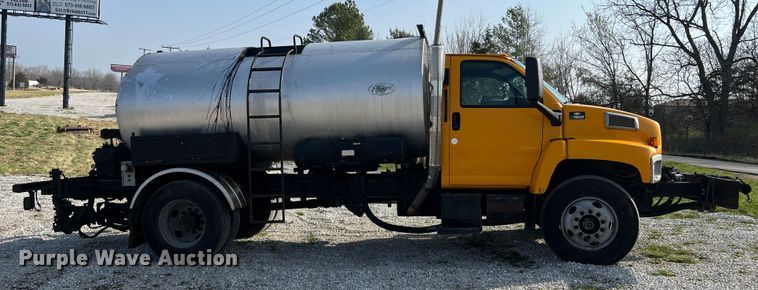 image for item LI9563 2004 Chevrolet C7500  oil distributor truck