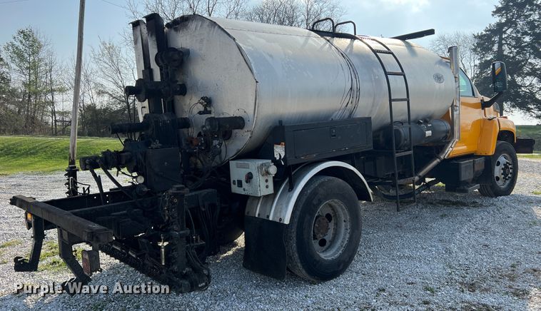 image for item LI9563 2004 Chevrolet C7500  oil distributor truck