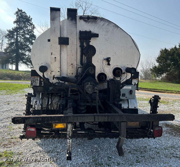 image for item LI9563 2004 Chevrolet C7500  oil distributor truck