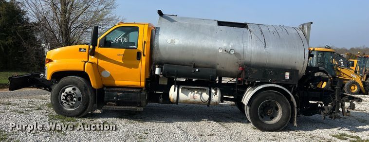 image for item LI9563 2004 Chevrolet C7500  oil distributor truck