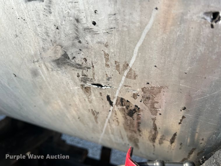 image for item LI9563 2004 Chevrolet C7500  oil distributor truck