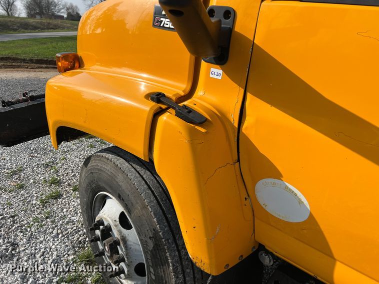 image for item LI9563 2004 Chevrolet C7500  oil distributor truck