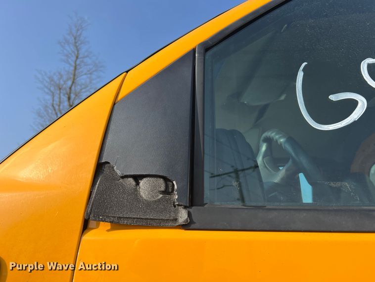 image for item LI9563 2004 Chevrolet C7500  oil distributor truck