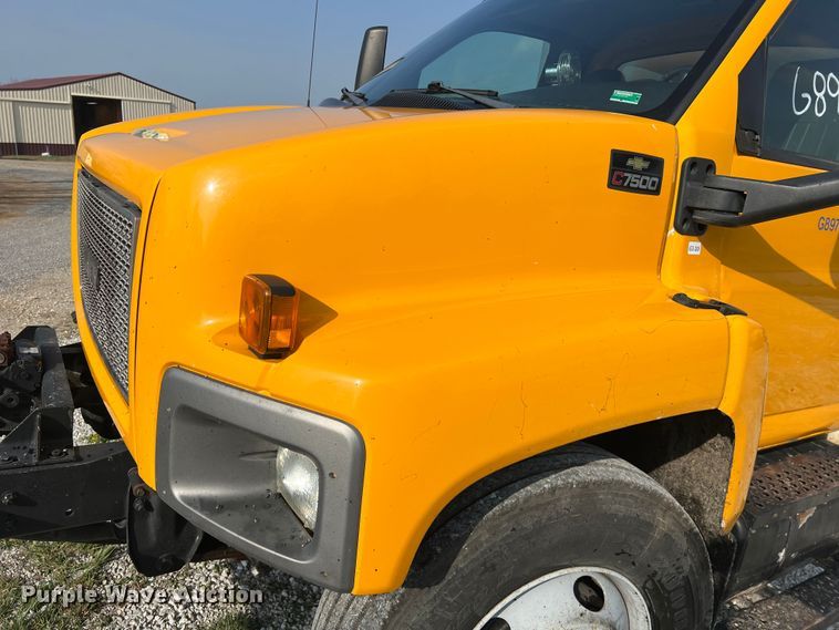 image for item LI9563 2004 Chevrolet C7500  oil distributor truck