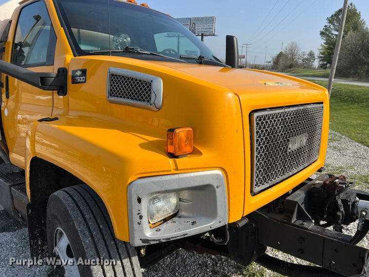 image for item LI9563 2004 Chevrolet C7500  oil distributor truck