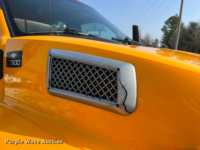 image for item LI9563 2004 Chevrolet C7500  oil distributor truck