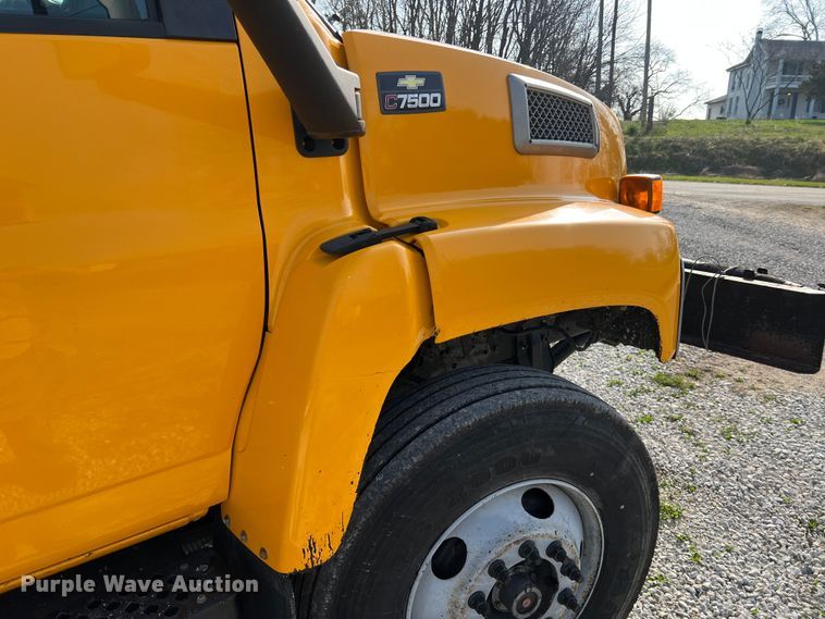 image for item LI9563 2004 Chevrolet C7500  oil distributor truck