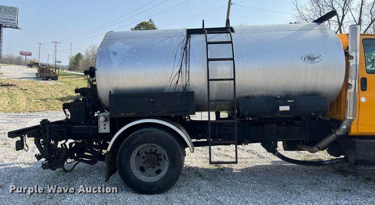 image for item LI9563 2004 Chevrolet C7500  oil distributor truck