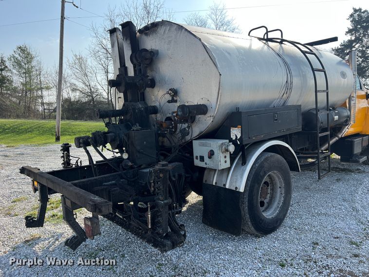 image for item LI9563 2004 Chevrolet C7500  oil distributor truck