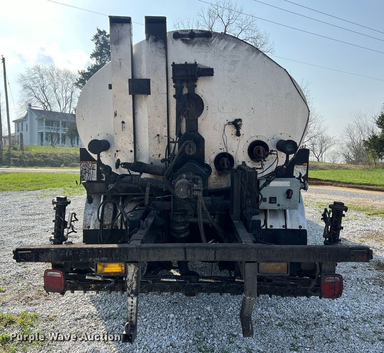 image for item LI9563 2004 Chevrolet C7500  oil distributor truck