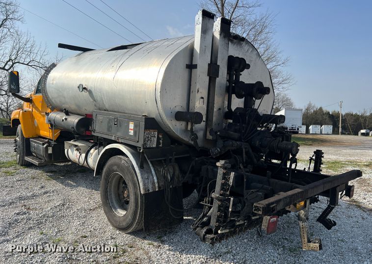 image for item LI9563 2004 Chevrolet C7500  oil distributor truck