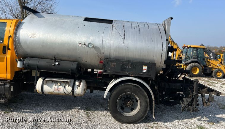 image for item LI9563 2004 Chevrolet C7500  oil distributor truck