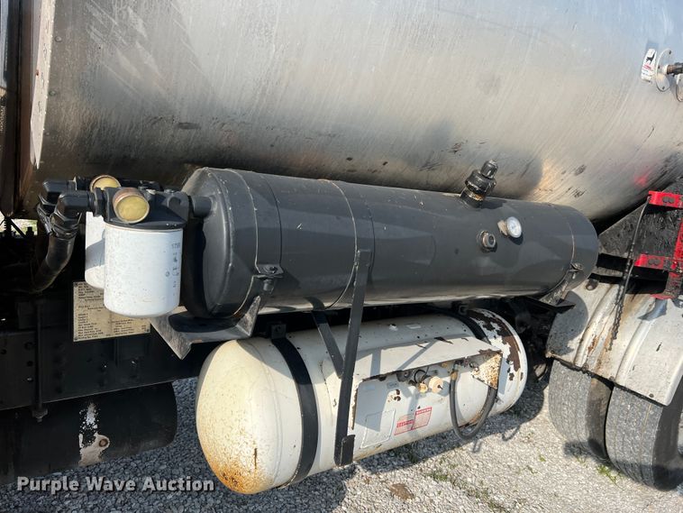 image for item LI9563 2004 Chevrolet C7500  oil distributor truck