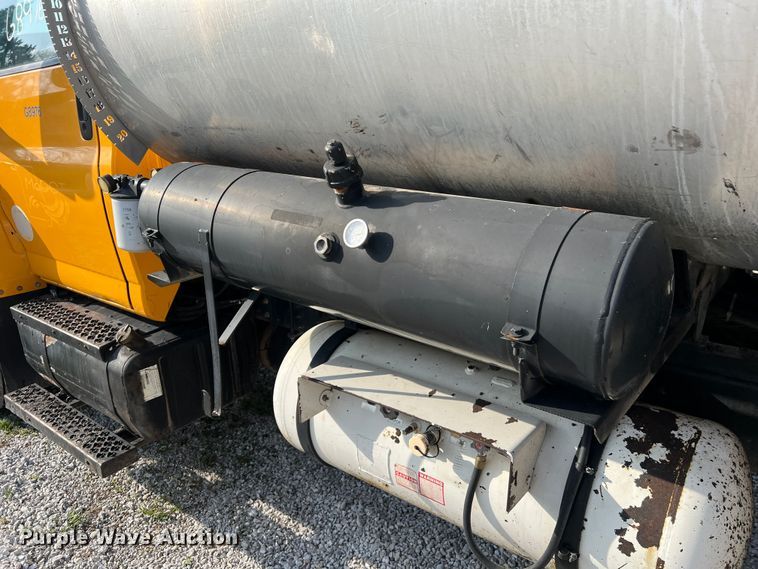 image for item LI9563 2004 Chevrolet C7500  oil distributor truck