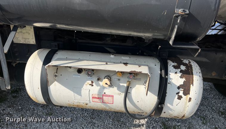 image for item LI9563 2004 Chevrolet C7500  oil distributor truck