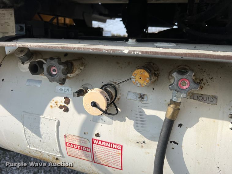 image for item LI9563 2004 Chevrolet C7500  oil distributor truck