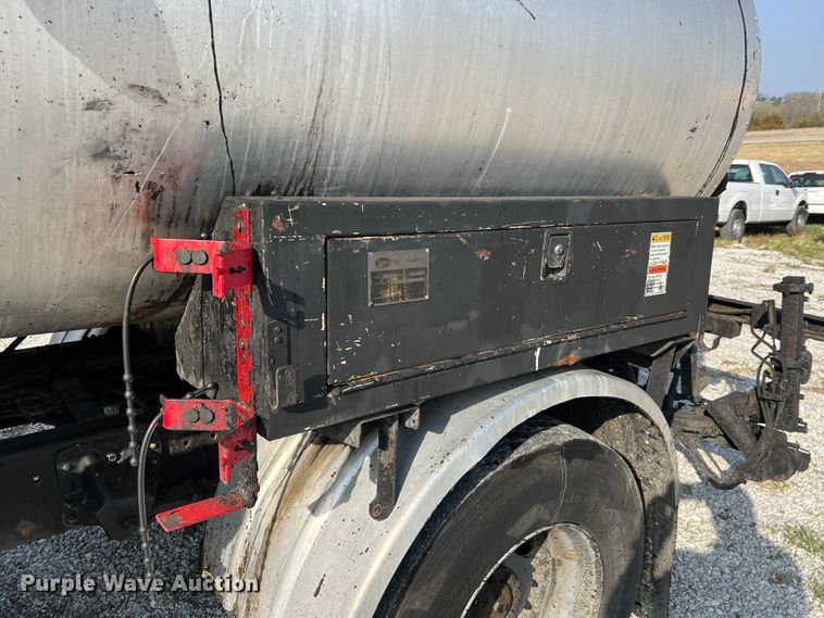 image for item LI9563 2004 Chevrolet C7500  oil distributor truck