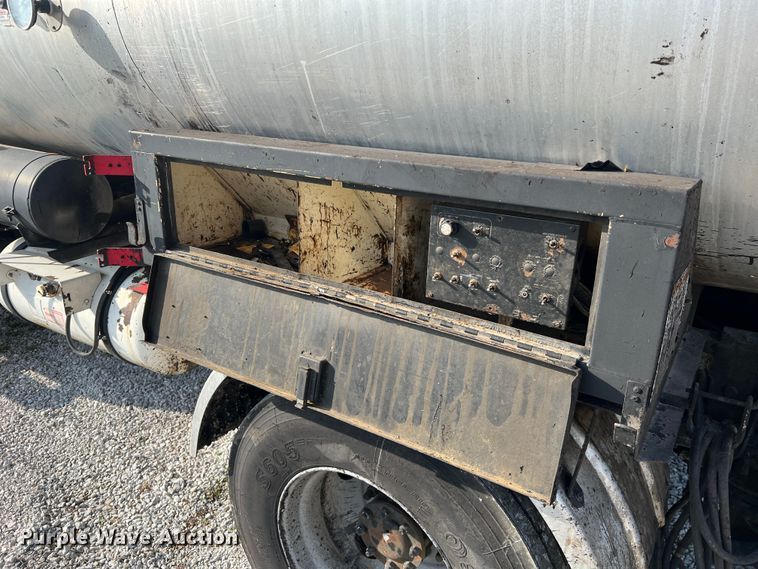 image for item LI9563 2004 Chevrolet C7500  oil distributor truck