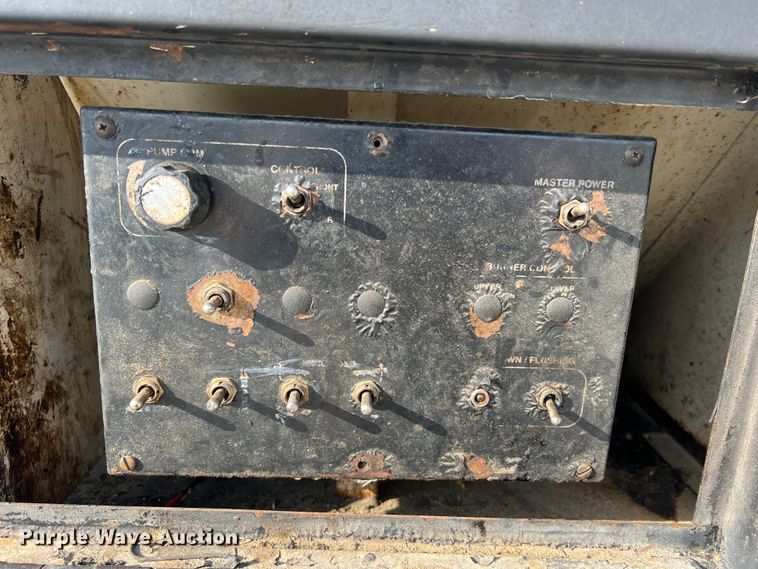 image for item LI9563 2004 Chevrolet C7500  oil distributor truck