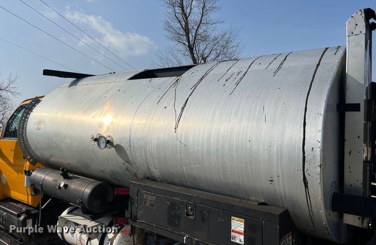 image for item LI9563 2004 Chevrolet C7500  oil distributor truck