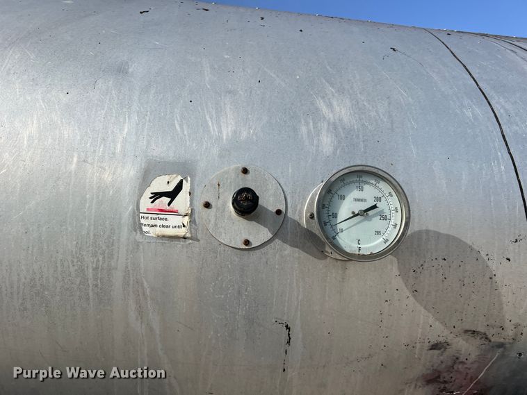 image for item LI9563 2004 Chevrolet C7500  oil distributor truck