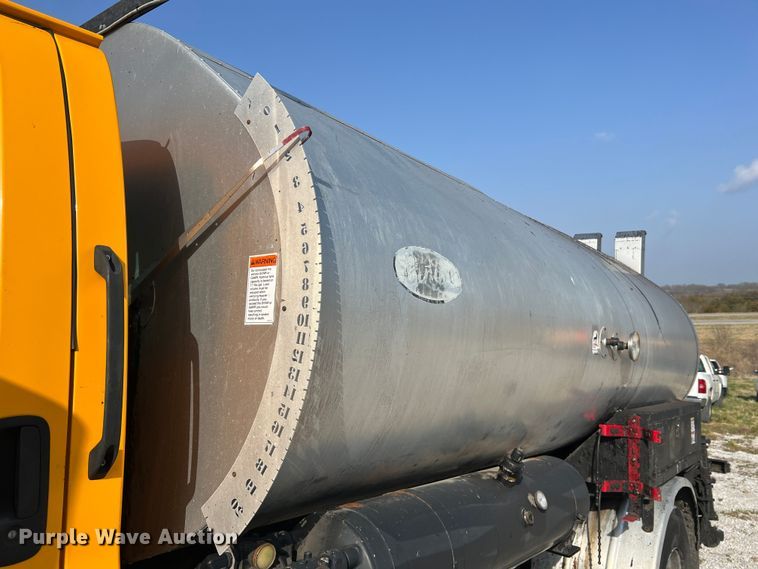 image for item LI9563 2004 Chevrolet C7500  oil distributor truck