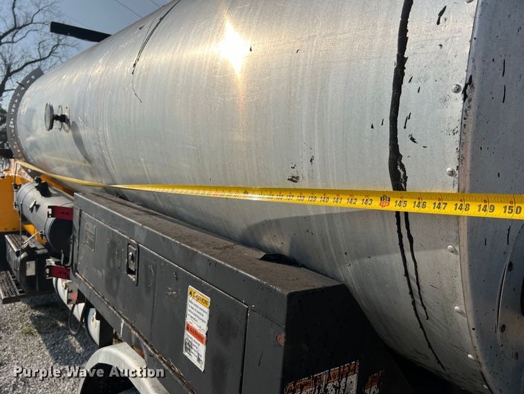 image for item LI9563 2004 Chevrolet C7500  oil distributor truck