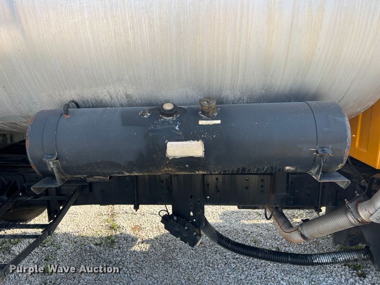 image for item LI9563 2004 Chevrolet C7500  oil distributor truck