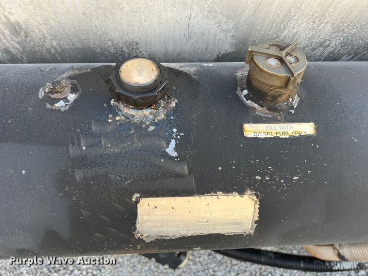 image for item LI9563 2004 Chevrolet C7500  oil distributor truck