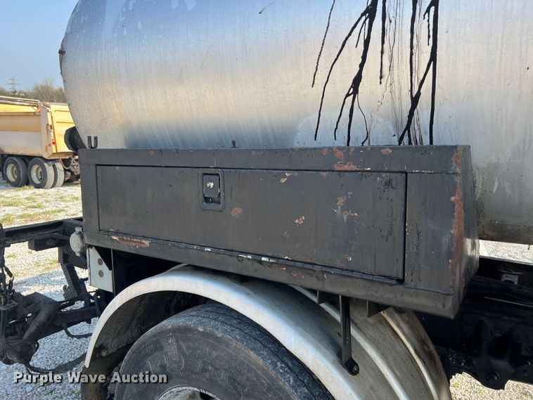 image for item LI9563 2004 Chevrolet C7500  oil distributor truck