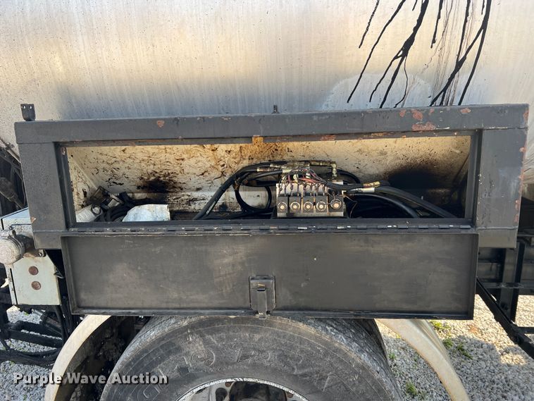 image for item LI9563 2004 Chevrolet C7500  oil distributor truck