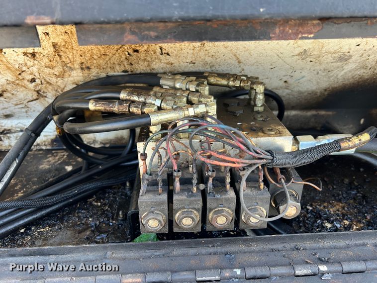 image for item LI9563 2004 Chevrolet C7500  oil distributor truck