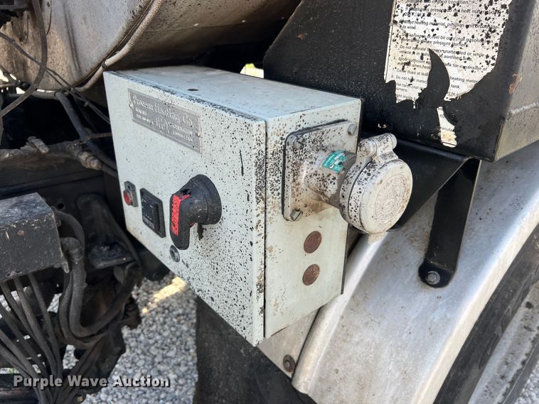 image for item LI9563 2004 Chevrolet C7500  oil distributor truck